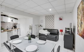 Triplex in Boulevard de Magenta by GuestReady